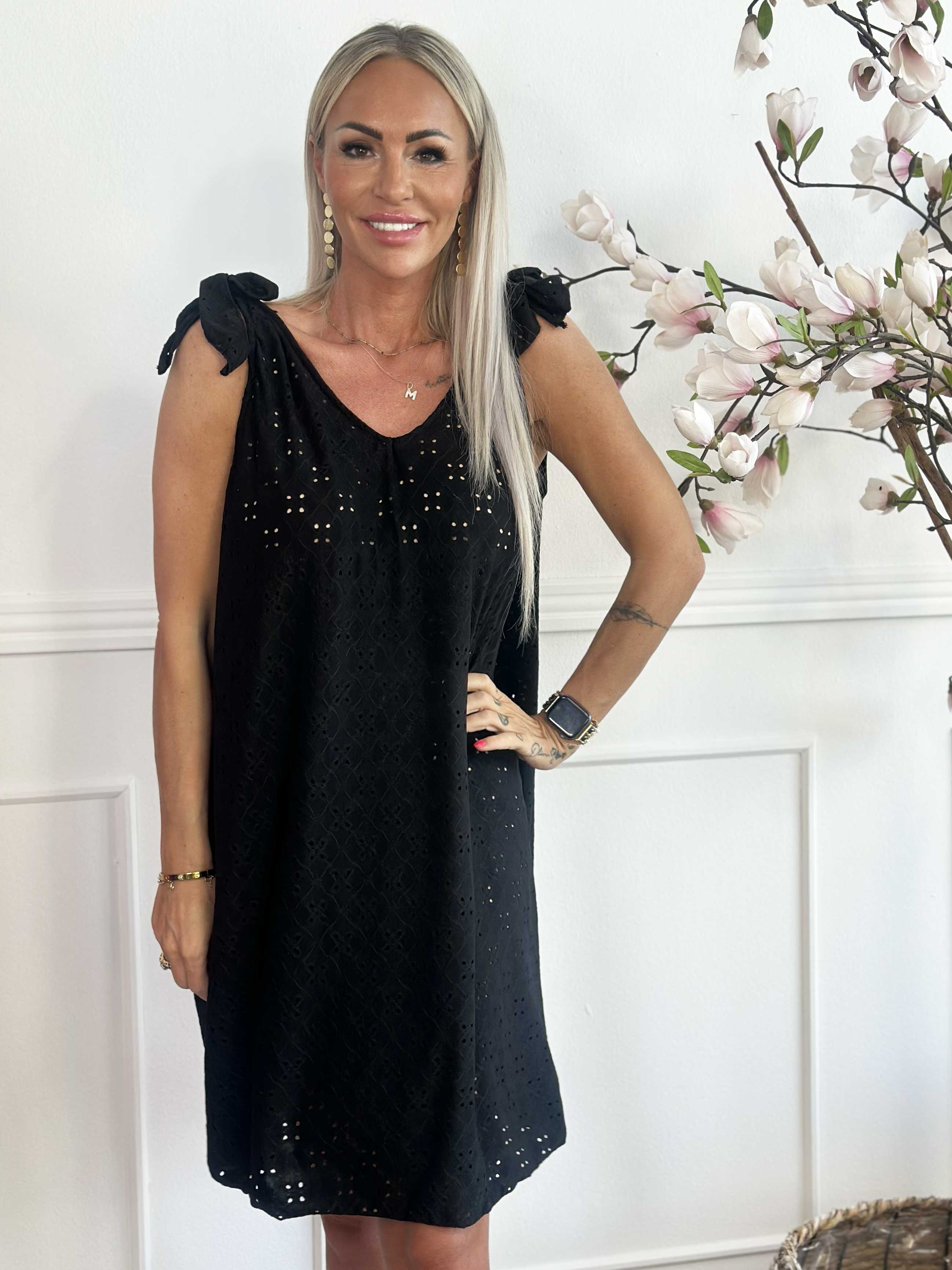 Likas - Mjuk och stretchig bandklänning med broderie anglaise